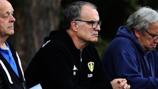 El Leeds del Loco Bielsa goleó 3-0 y sigue puntero e invicto en la Segunda División inglesa