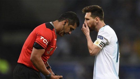 Zambrano repartió culpas: El VAR no me llamó para ver la jugada de Otamendi