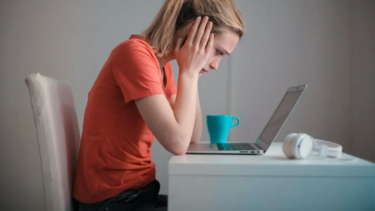 Por qué los jóvenes entre 24 y 30 años abandonan su trabajo