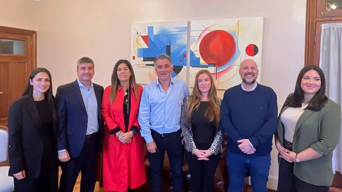Pareja festejó el pase de cinco diputados provinciales a las filas de LLA. (Foto: redes sociales).