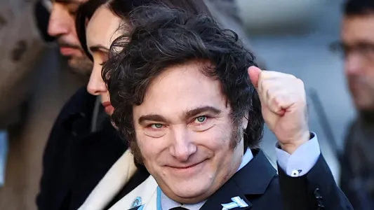 Javier Milei ratificó a Luis Caputo en el acto en Córdoba: Mi ministro se convirtió en un rockstar