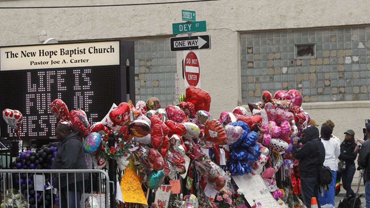 Los fans de Houston la despiden en la iglesia donde cantó de chica.