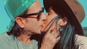 El primer beso público de Cande Tinelli y Coti Sorokin en Esquel