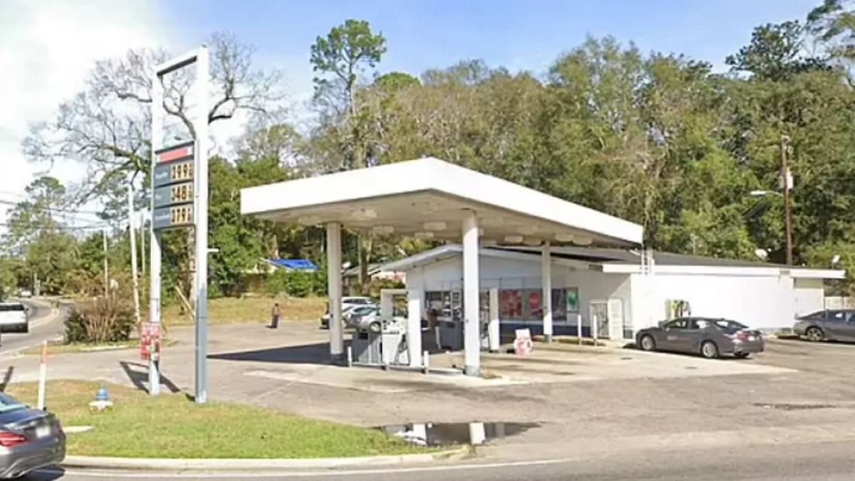 El pene mutilado fue encontrado en el estacionamiento de la gasolinería (Foto: Google Maps).