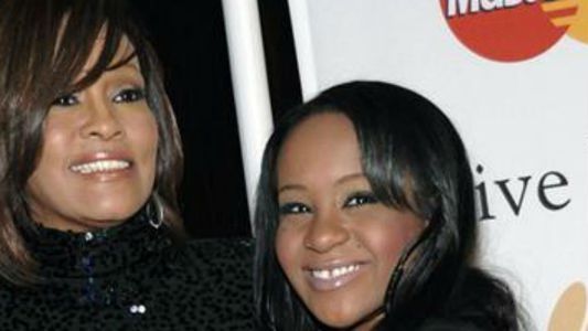 La salud de la hija de Whitney Houston sigue deteriorándose