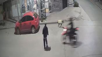 Video: atropelló con la moto a un jubilado, lo mató y escapó