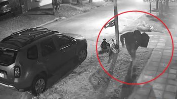 Lo persiguieron a los tiros por la moto, lo chocaron y le dispararon: el video del ataque