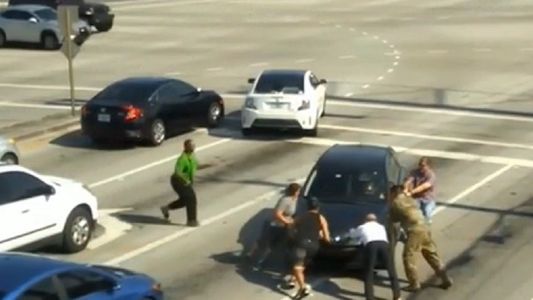 Video: una mujer se desmayó mientras manejaba y otros conductores la salvaron de una tragedia