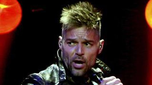 Ricky Martin, desnudo y enredado entre cadenas