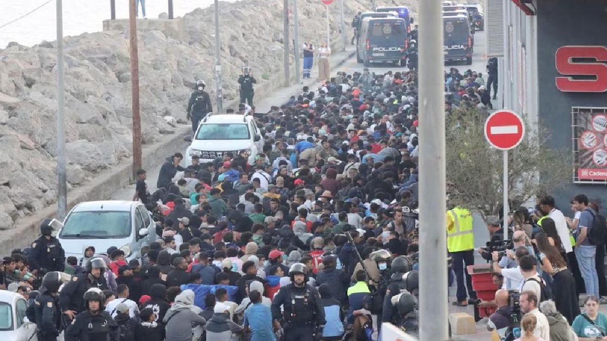 Violentos inicidentes al tratar de relocalizar a los inmigrantes ilegales en Ceuta. (Foto: Captura de TV)