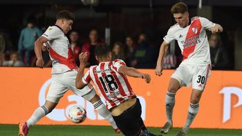 River gana gracias al cabezazo del paraguayo. River gana gracias al cabezazo del paraguayo.