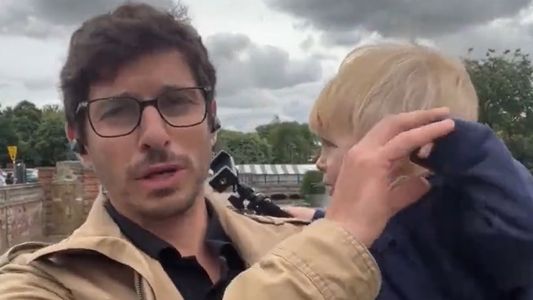 Increíble: un cronista brasileño hablaba de Neymar en un móvil ¡con un nene en brazos!