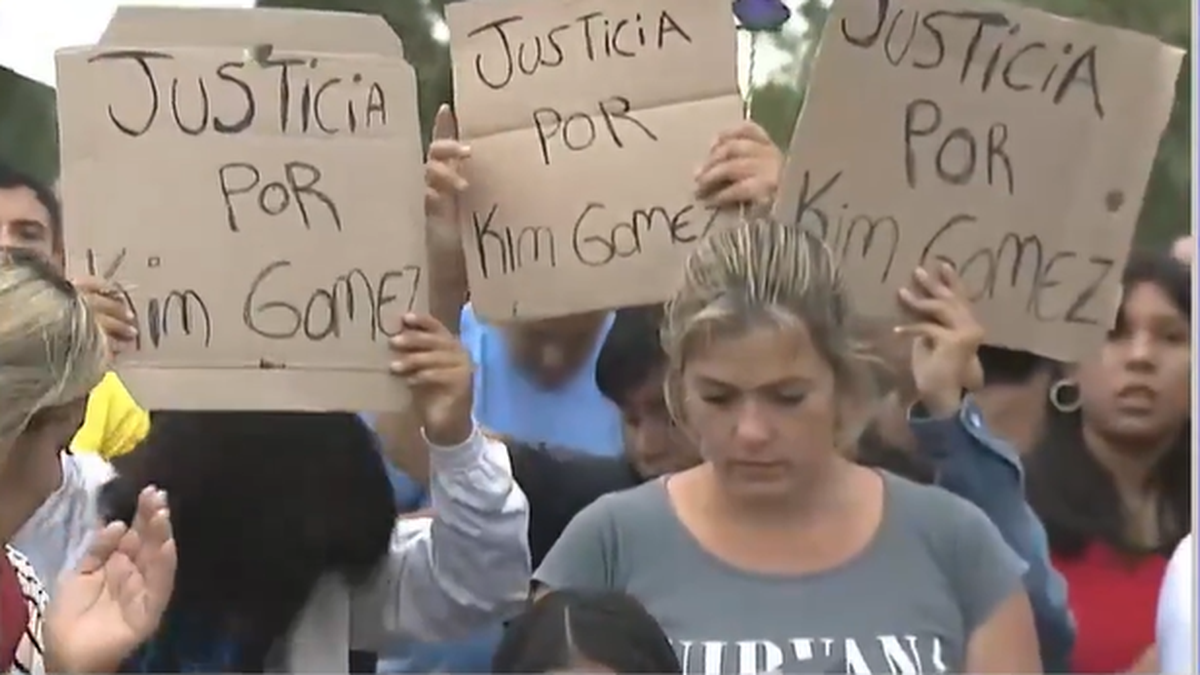Parte de la marcha pidiendo justicia por kim.&nbsp;
