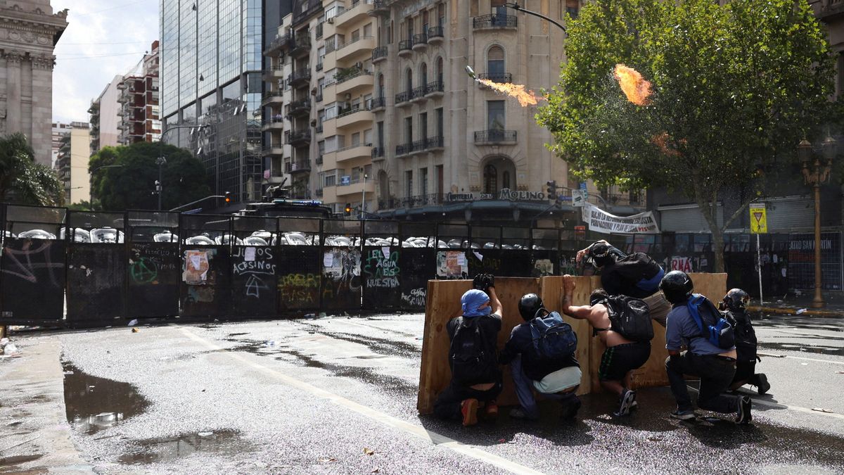Las imágenes de la violencia en torno al Congreso. Los responsables, a juicio, denunciados por el Gobierno. (Foto: Reuters)