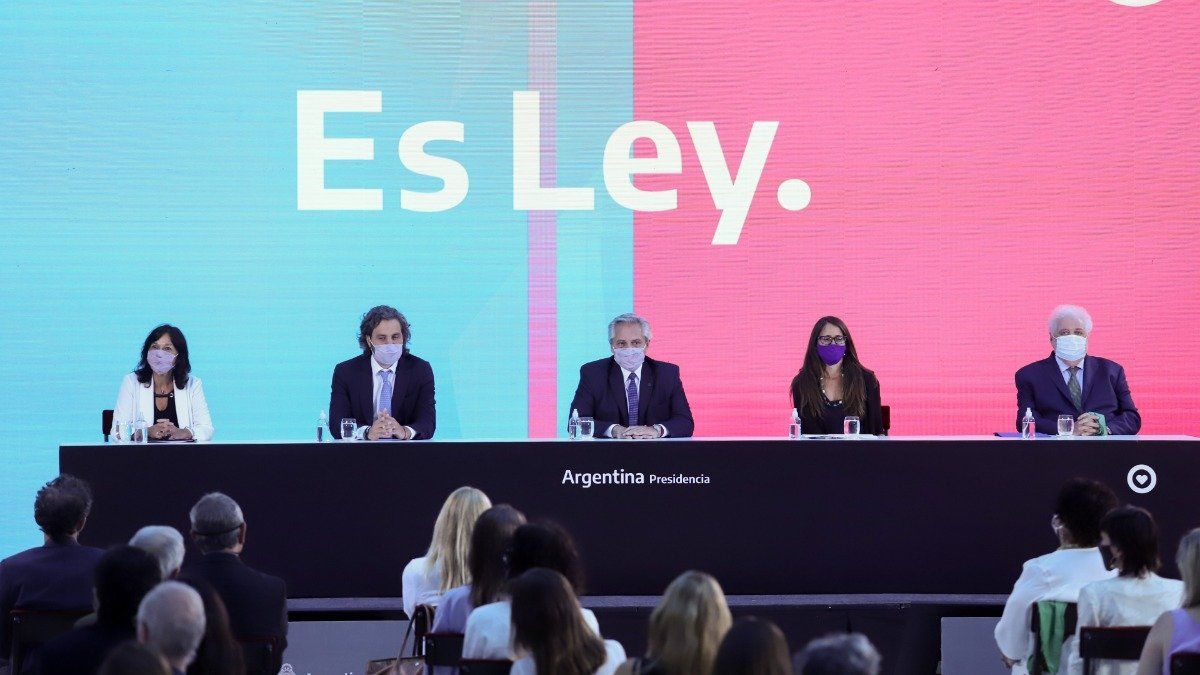 El Gobierno promulgó la ley de aborto con famosos y una presencia opositora