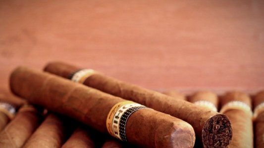 Deby es sommelier de habanos y nos contó cómo es su trabajo