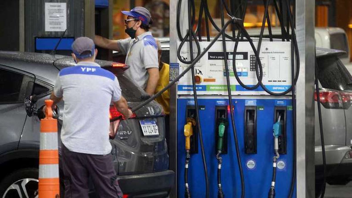 A partir de este lunes, la petrolera YPF aumentó los precios de sus combustibles un 9% en promedio en todo el país. 