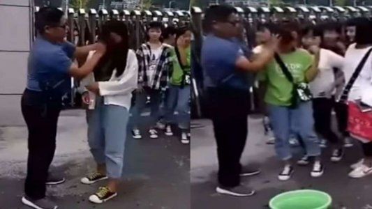 Un maestro desmaquilla a sus alumnas antes de entrar a clase