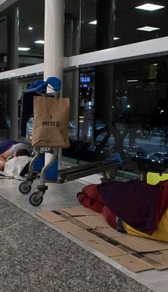 Desalojaron a unas 100 personas que dormían desde hace meses en Aeroparque
