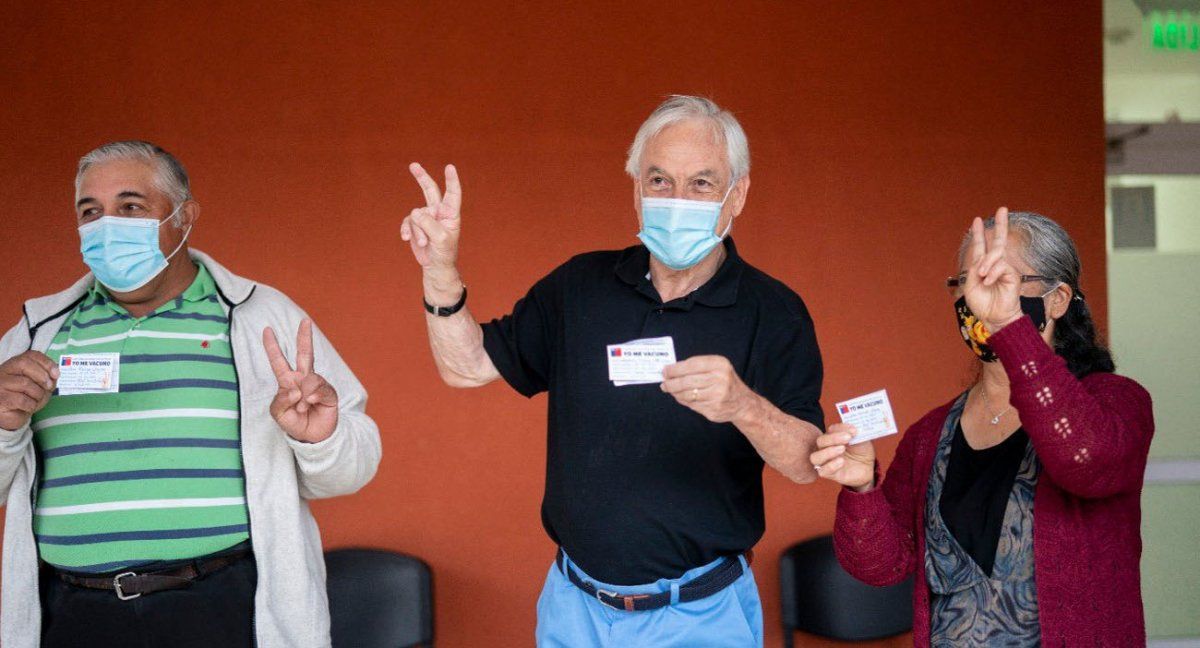 Piñera muestra su certificado de vacunación. El tiempo y las dósis