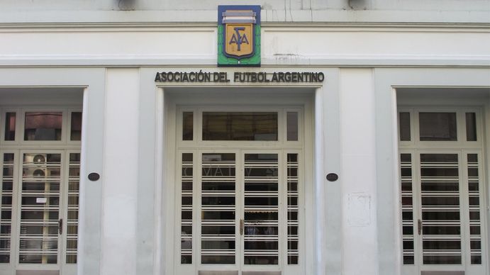 La AFA justificó el 30% de comisión pagado a la empresa de Faroni por acuerdos internacionales