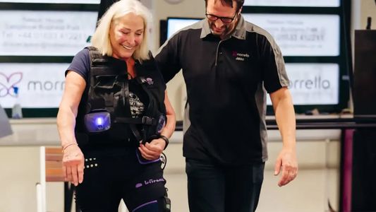 Sufrió un ACV y volvió a caminar gracias a unos pantalones equipados con Inteligencia Artificial