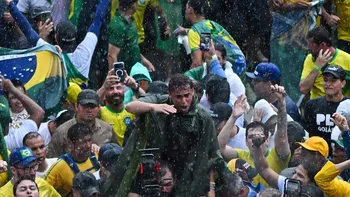 Impactante video: el momento en que un rayo hirió a más de 30 personas en una protesta