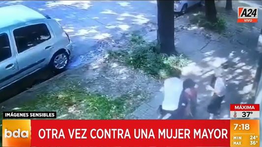 Video | Un motochorro le arrebató la cartera a una anciana a plena luz del día