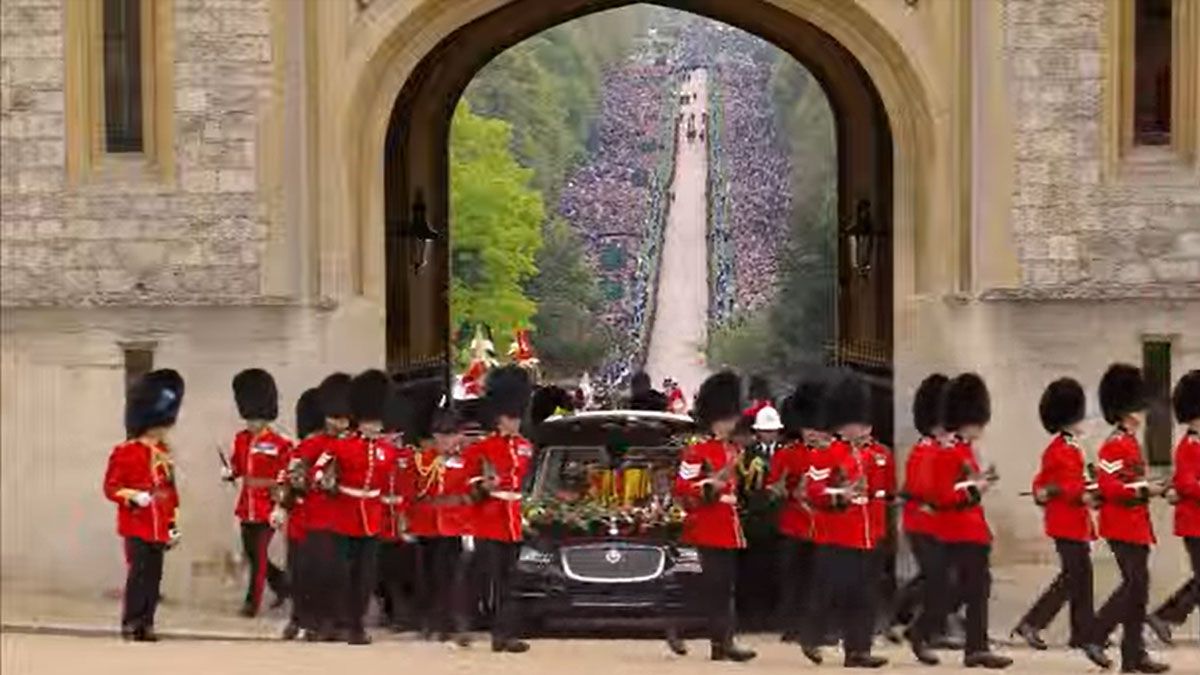 El ataúd ingresa al Castillo de Windsor. Detrás se ve la multitud que colmó el camino para dar su último adiós a la reina Isabel II (Foto: Captura de pantalla)