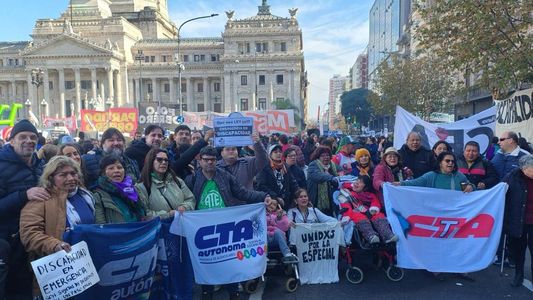 Congreso: masiva movilización de jubilados, residentes del Garrahan, feriantes de La Salada y el colectivo Ni una Menos