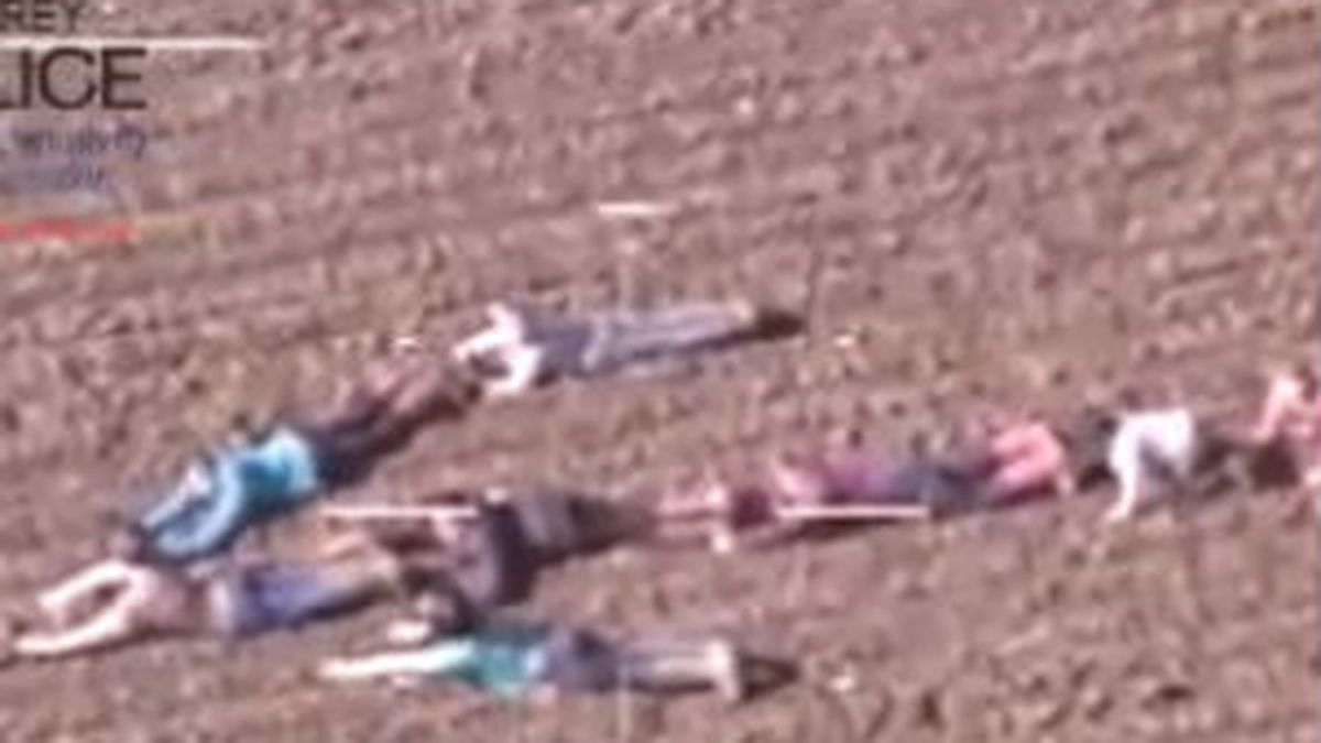 Los chicos no dudaron en tirarse cuerpo a tierra para ayudar a la policía.
