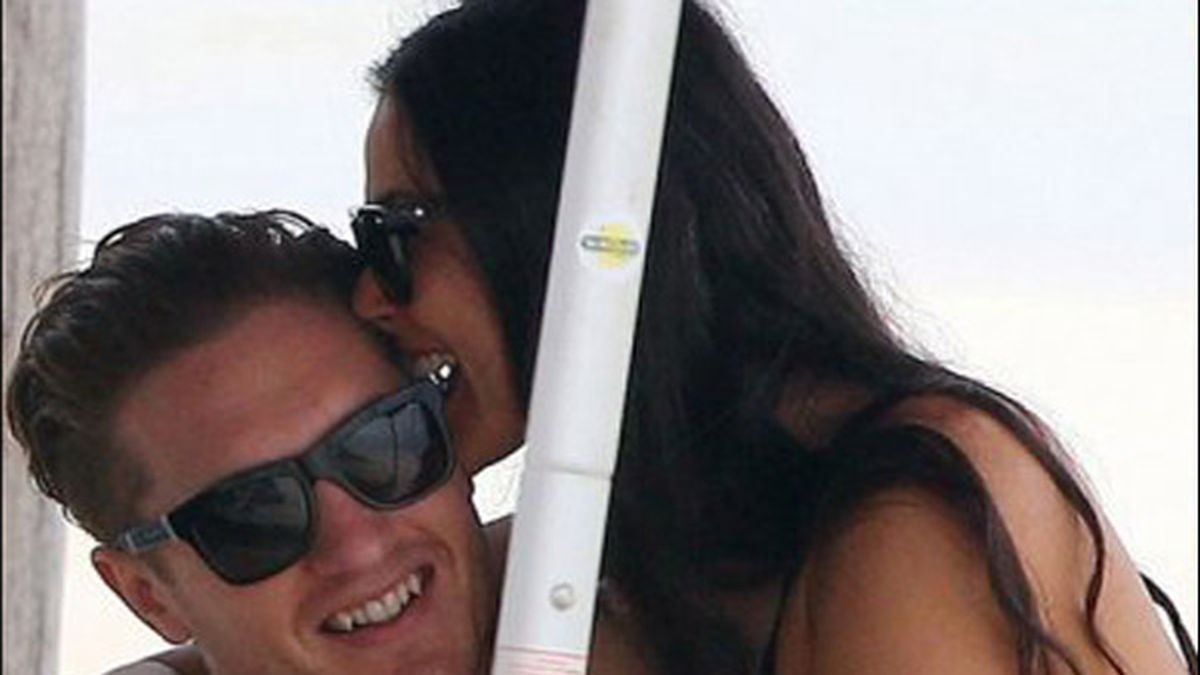 Demi  fue fotografiada junto a un joven durante sus vacaciones en México.
