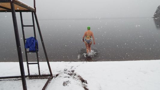 La increíble hazaña de Daiana, la dama del hielo: intentará nadar en los 7 Lagos sin traje de protección