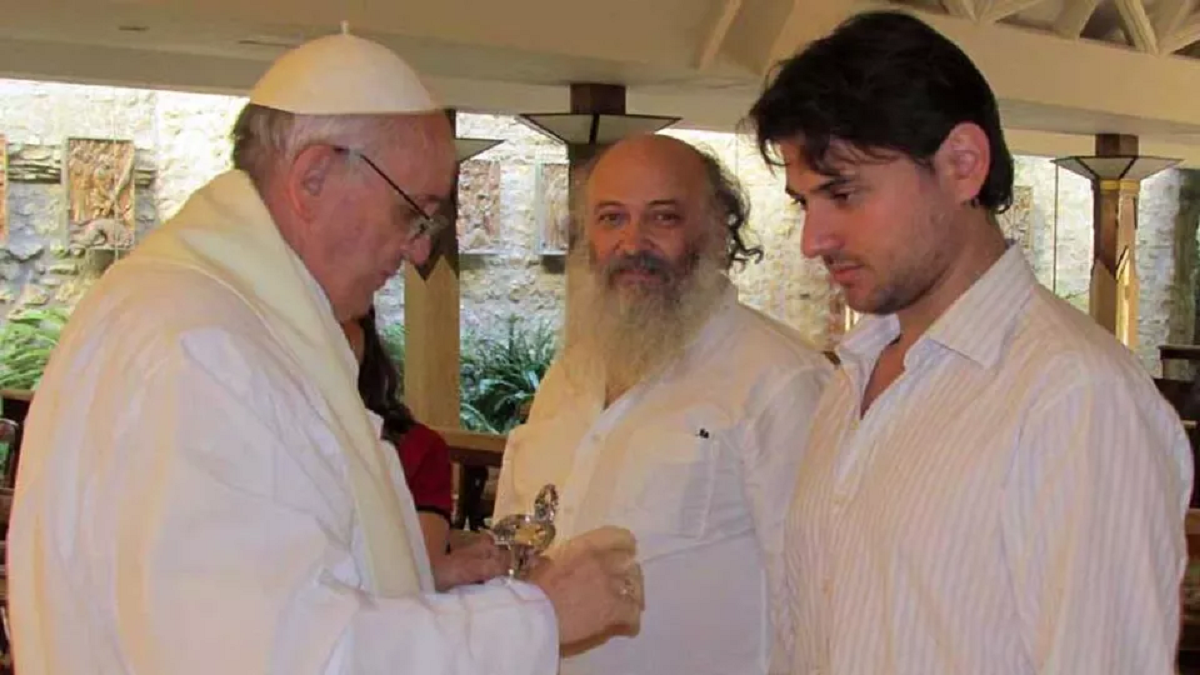 El Papa Francisco da la comunión a Juan Grabois. Ahora lo eligió como miembro del Dicasterio para el Servicio del Desarrollo Humano Integral del Vaticano.
