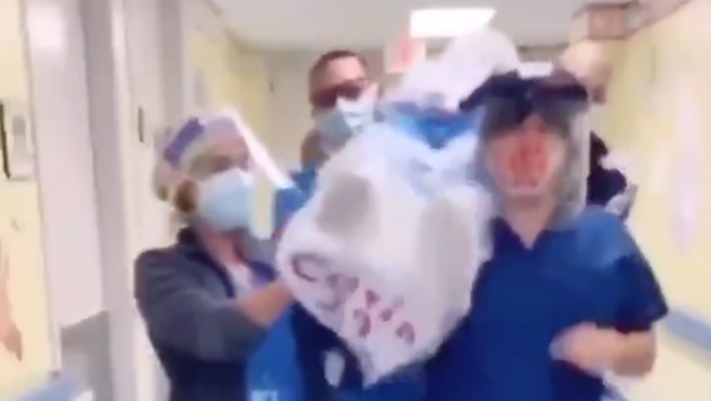 Polémica por enfermeros que imitaron a los africanos del ataúd con un supuesto cadáver embolsado con la etiqueta covid-19