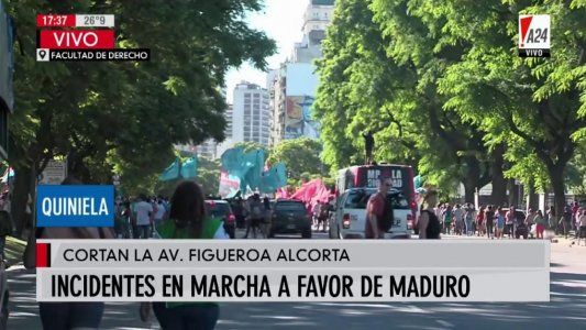 Incidentes en la avenida Figueroa Alcorta durante una marcha a favor de Maduro