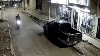Así fue el momento en que un hombre fue atacado a tiros y murió frente a un supermercado