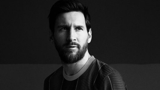 Barcelona presentó la camiseta que usará en la próxima temporada con Messi como modelo estelar