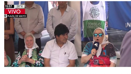 Evo Morales participó de la ronda de los jueves de las Madres y revolucionó la Plaza de Mayo
