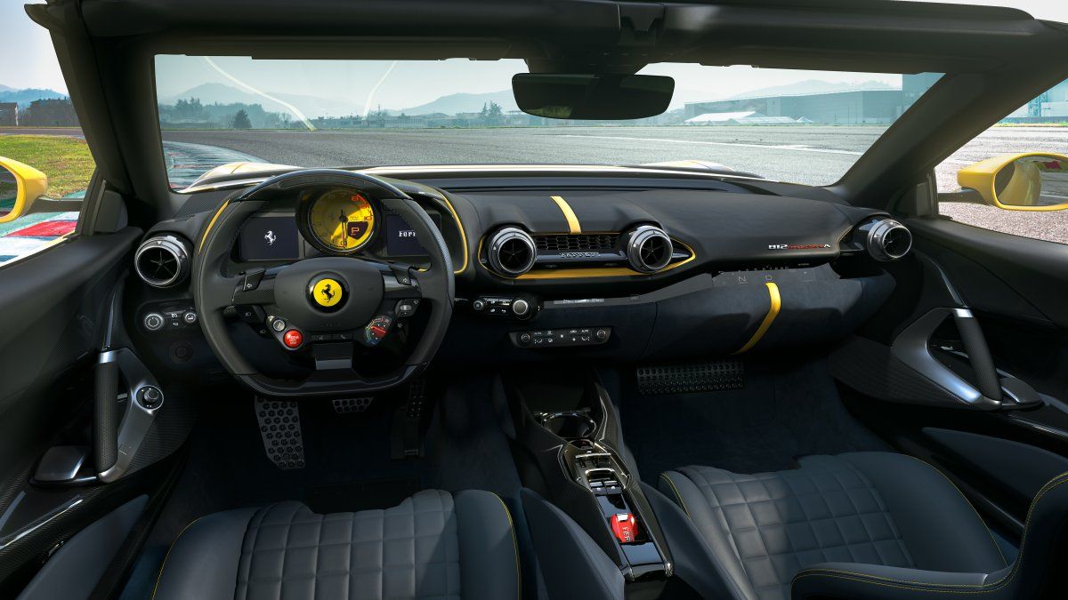 La arquitectura interior del Ferrari 812 Competizione sigue siendo fiel a la del 812 Superfast en los perímetros generales y en las interfaces principales del puesto de mando y del panel de las puertas