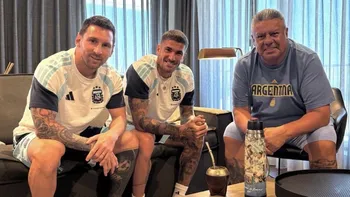 La cábala de Chiqui Tapia antes de Argentina vs. Suiza, con una foto junto a Messi y De Paul