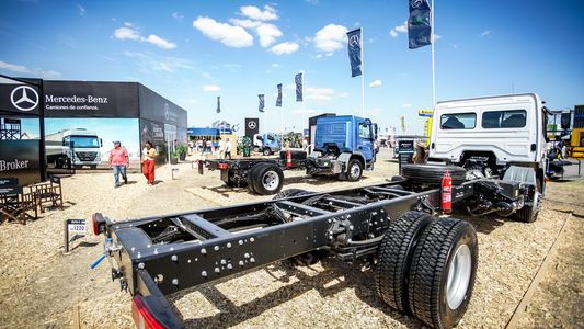 Expoagro 2023: en un stand interactivo, Mercedes-Benz Camiones y Buses lució sus camiones de industria nacional y anunció las novedades del año