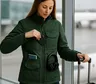 La campera con 16 bolsillos que promete aliviar el equipaje de mano en los viajes