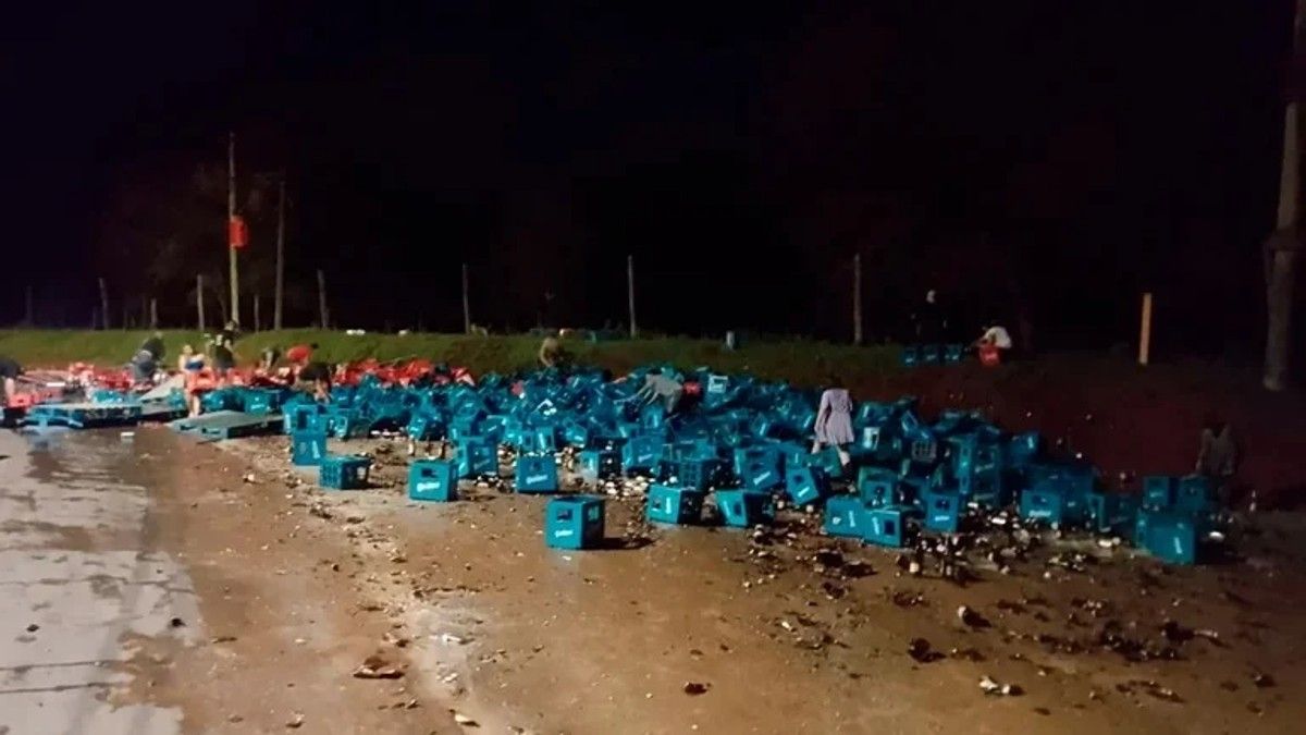 Un camión volcó y los cajones de cerveza quedaron tirados. (Foto: gentileza Misiones Online).