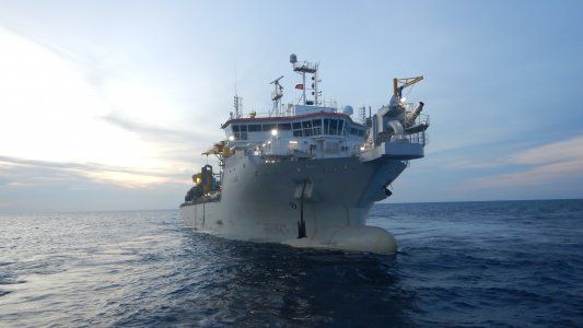 Cómo es la draga ecológica que trabaja para potenciar las exportaciones a través del Puerto de Bahía Blanca