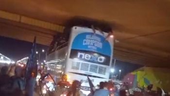 El plantel de Belgrano se salvó de una tragedia al celebrar el ascenso en Córdoba (Foto: Twitter- @futboltrotters). El plantel de Belgrano se salvó de una tragedia al celebrar el ascenso en Córdoba (Foto: Twitter- @futboltrotters).