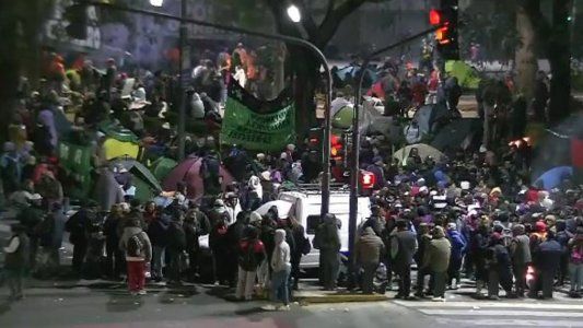 Los piqueteros advirtieron que mantendrán el acampe hasta las 10 de la mañana
