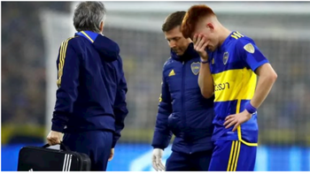 Valentín Barco se fue de la Bombonera rengueando y con gestos de dolor. Valentín Barco se fue de la Bombonera rengueando y con gestos de dolor.