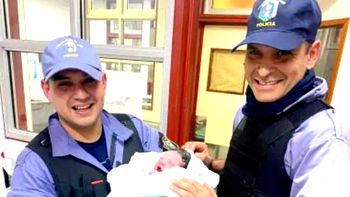 Conmovedor: dos policías asistieron y ayudaron a una mujer a dar a luz en su casa