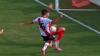 ¿Era penal para River? La jugada que encendió la polémica ante Barracas
